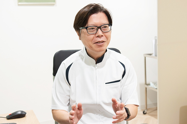 吉川内科クリニック 些細なことでも気軽に相談してほしいと話す院長