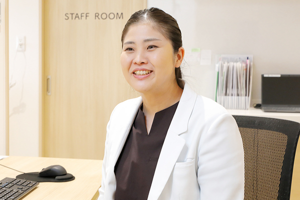 せい皮ふ科クリニック 小さなお悩みこそ気軽に相談してほしいと話す中丸院長