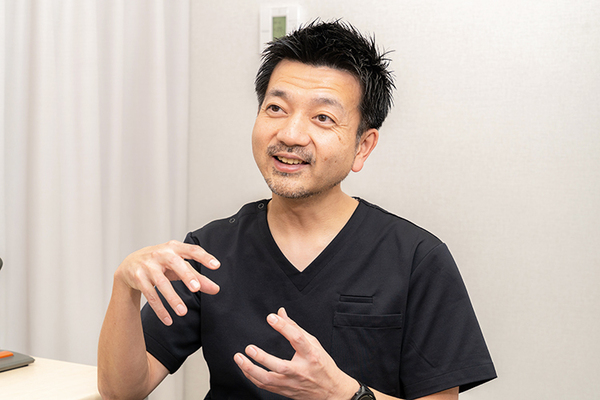 大阪大手前つぼもと消化器内視鏡・肛門外科クリニック 肛門外科の三大疾患について話す院長