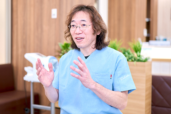 金沢能見台内科総合クリニック 消化器の病気を中心に幅広く対応していると話す安崎院長