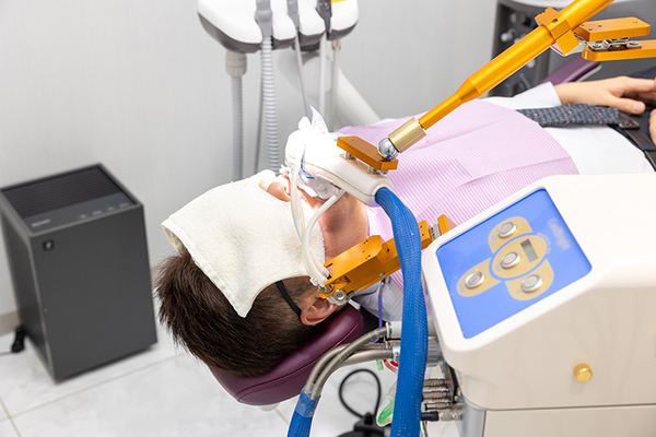 はこざきデンタルクリニック 個室のユニットでプライバシーに配慮した施術を行っている