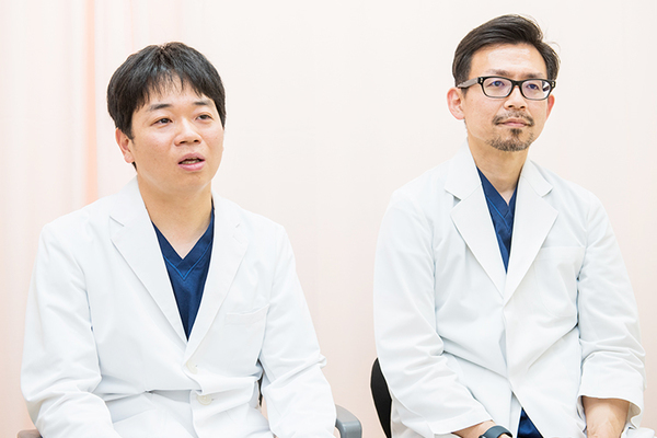 広島ハートクリニック安佐南 訪問診療について話す中村院長と木南先生