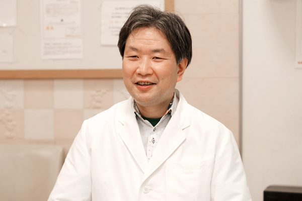 野村眼科 「近づいて見ることが近視を招くので注意が必要」と語る院長