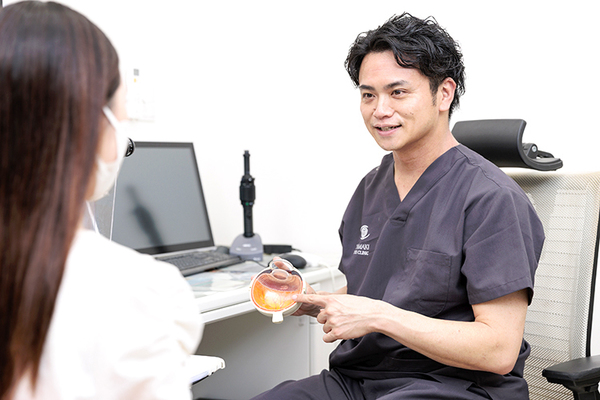 玉城眼科 硝子体について説明している