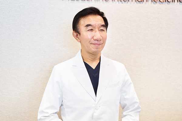武蔵野内科 高血圧のリスクについて話す宮本院長