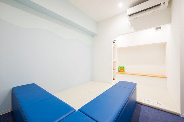 U Dental Clinic 牛田 キッズスペースは待合と区画を分けて設置