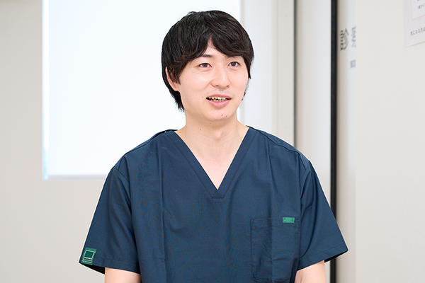 クリニックプラス三鷹 特に食物アレルギーは年齢で原因が異なる場合が多いと話す