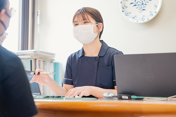 江田クリニック産婦人科 マスク越しでも笑顔であることが伝わるように心がけているそうだ