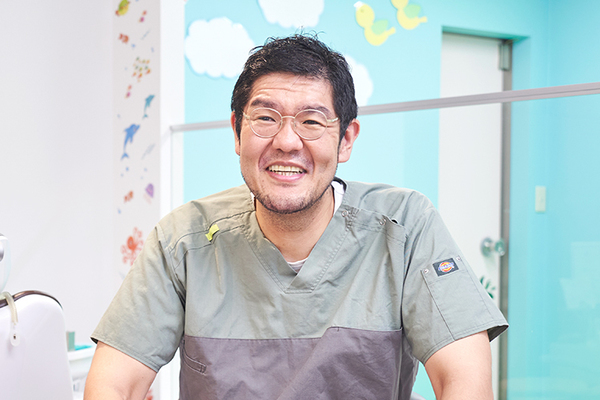 オリーブ歯科こども歯科クリニック インプラント治療について話す荒川院長