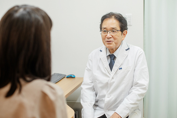 かわかみ内科 さまざまな頭痛の原因について話す院長