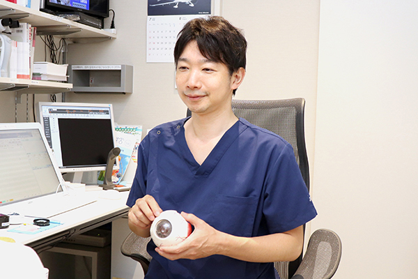 日暮里眼科クリニック 新小岩院 図や模型を使用しながら、講義をするように丁寧に説明をする