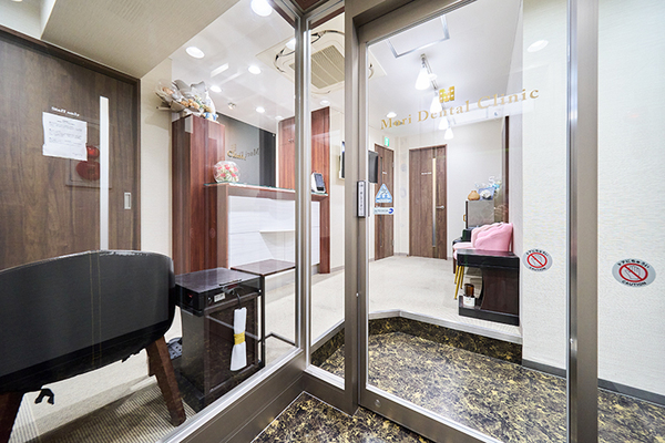 Mori Dental Clinic きれいな待合室が見える入り口