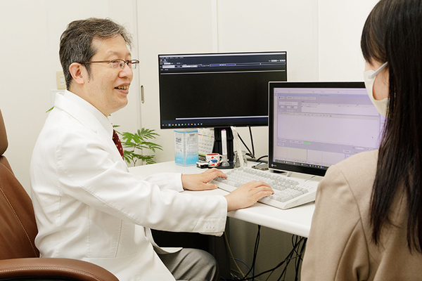AMAKATA CLINIC 不安なことがあれば気軽に相談してほしいと話す院長