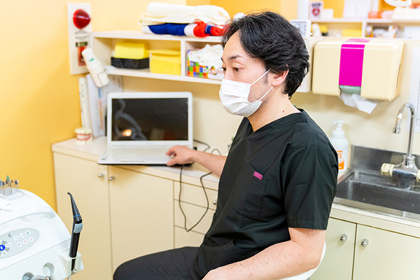 重井歯科医院 患者に合った入れ歯を作製するために丁寧なチェックをする
