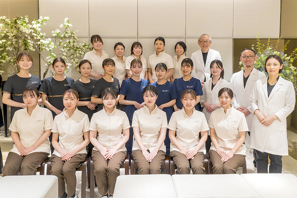 柄歯科医院 クリニックの全員が一丸となって患者に対応している