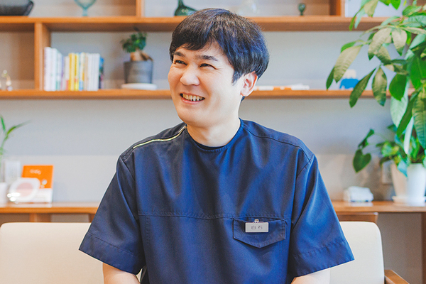 あかつきメンタルヘルスクリニック チーム体制について話す看護師の白石さん
