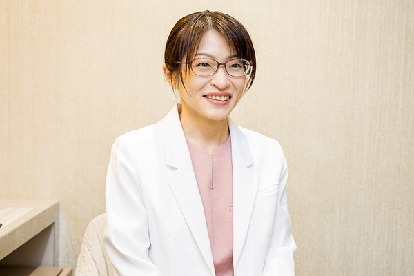 広島DS 内視鏡・日帰り手術クリニック 肛門疾患にはさまざまな種類があると説明する亀田先生