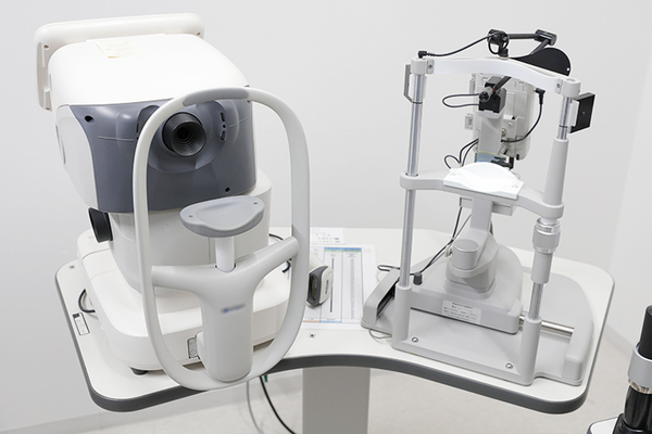 荒本眼科こじまクリニック 先進機器を備えて、白内障検査を行っている