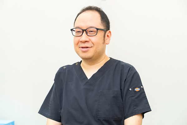 日進かぐやまデンタルクリニック 院内連携について話す、松田院長