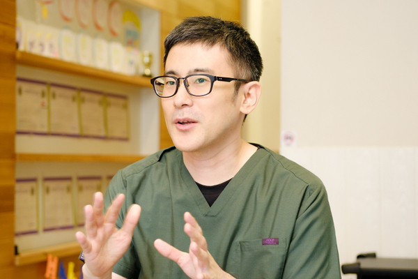 abc　dental 乳歯の噛み合わせは骨格の成長にも影響を及ぼすと話す坂田院長
