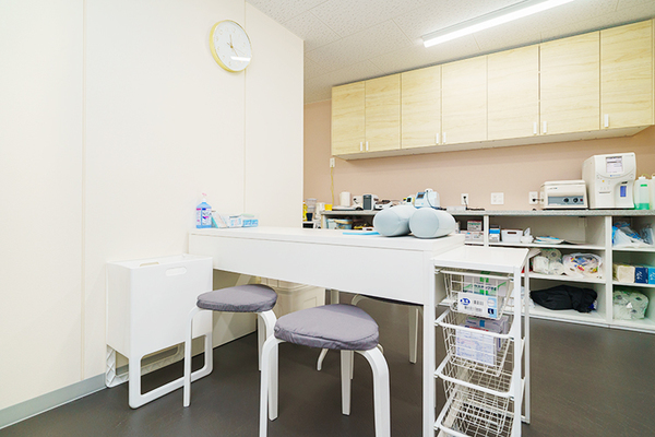 蒲田駅前やまだ内科糖尿病・甲状腺クリニック 明るく清潔感のある検査室