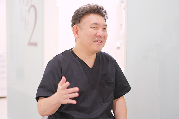 みずあしデンタルクリニック それぞれの治療の残存歯への影響について話す水蘆院長