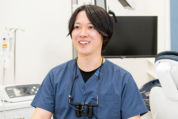 えみたす歯科矯正歯科 イオンタウン楽々園院 マウスピース型装置の矯正は透明で目立ちにくいと話す増本院長