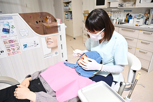歯科衛生士たちと力を合わせ 先進機器を用いた予防歯科で歯を