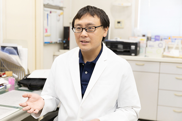 西園内科クリニック 気負わずに気軽に相談してほしいと話す西園院長