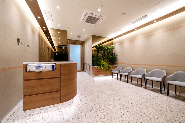 矯正歯科医院大阪オルソ 待合室はモダンで落ち着いた雰囲気