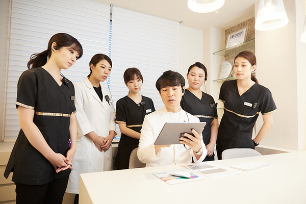 矯正歯科医院大阪オルソ 裏側矯正にこだわらず、ニーズを察知しマウスピース型装置も導入