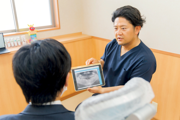 市川歯科 予防歯科について説明する市川院長