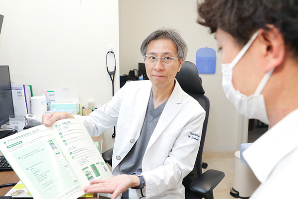新中野なべよこ内科 パンフレットを用いて丁寧に説明する