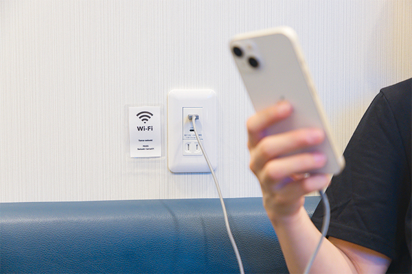多摩せいせき消化器内視鏡クリニック 待合には、携帯の充電スペースも確保