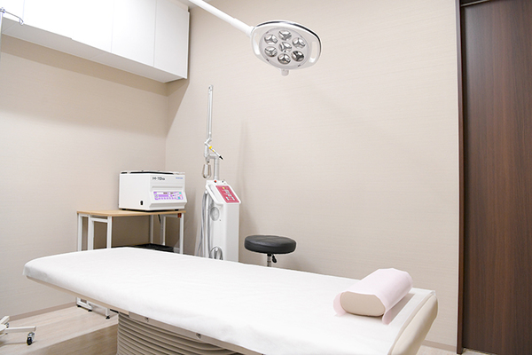 VERNO SKIN CLINIC 局所麻酔で行う日帰りでの手術も可能。治療には保険が適用される