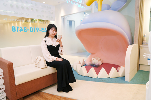 センター北あだち歯科 来院が楽しくなるよう、内装に工夫を凝らす