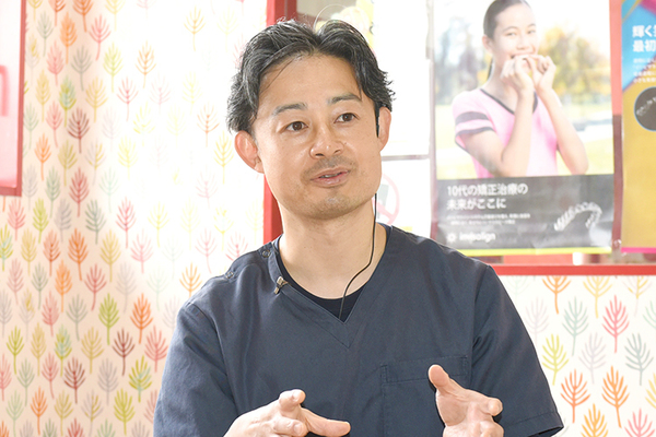いのうえこどもファミリー歯科 院長は子どもはもちろん同行の保護者など成人患者にも対応