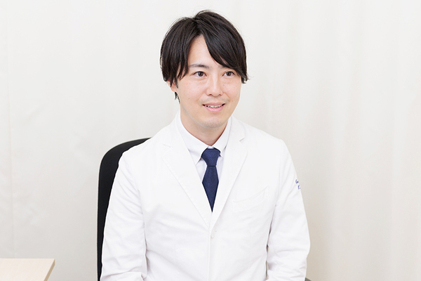 クリニックプラス高円寺 子どもから大人まで感染リスクがあると話す