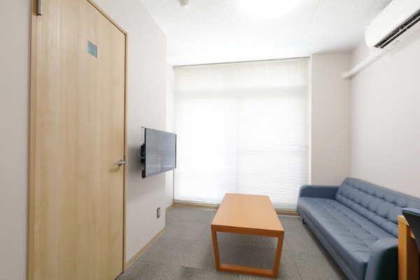 吉岡医院 広々とした個別控室にはトイレも併設されている