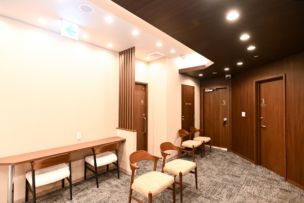 横浜ゆりまりメンタルクリニック 待合スペースには、ちょっとした作業が可能なカフェスペースも