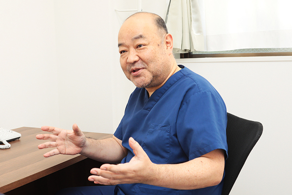 染矢クリニック 「従来の日常生活をできる限り送ってもらいたい」と話す院長