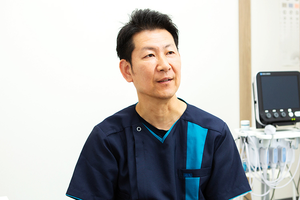 かたおか内科外科クリニック 治療法について、詳しく話している片岡院長