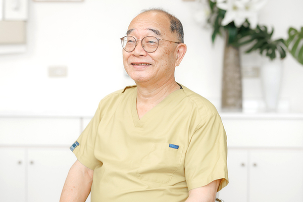 しらゆりデンタルクリニック インプラント手術のサポートや、口腔外科の診療も行う黒川先生