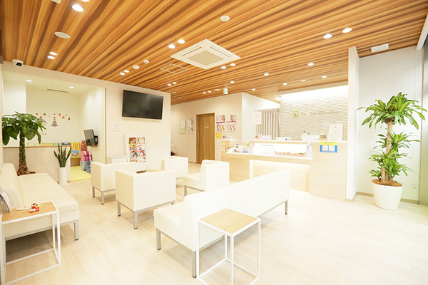 こくない皮フ科クリニック 院内は明るく幅広い世代が訪れやすい