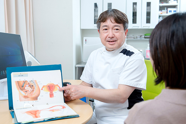 元町レディースクリニック  資料などを用いて、丁寧に説明を行う