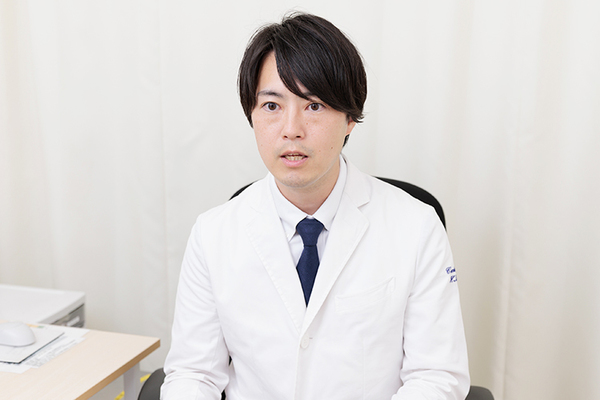 クリニックプラス高円寺 高血圧は動脈硬化を進行させる要因になると話す長谷理事長