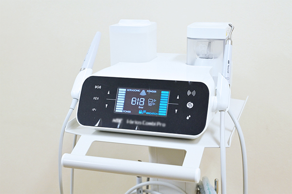はやし歯科医院 日常の歯磨きでは落としきれない汚れには、特殊な機器を用いる