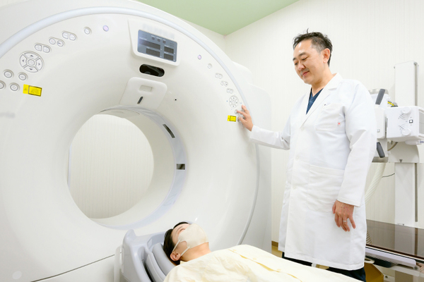 蒲田駅前内科・泌尿器科・皮膚科クリニック 声がけをしながら、CTの検査を実施していく