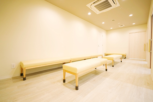 クリニックプラス中野 温かみのある落ち着いた雰囲気の待合室