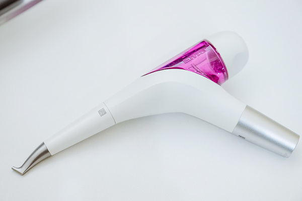 こもだデンタルオフィス宮原 成人用のすべてのチェアにパウダーメンテナンスの機器を導入